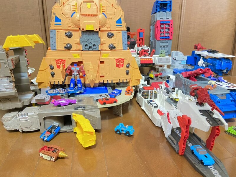 Transformers Kingdom ARK Ready To Launch From Autobot City  (2 of 8)